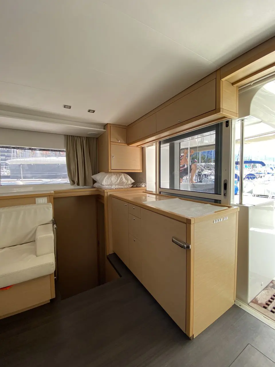 2016 Model Lagoon - 450 · 10 Guest · #018986