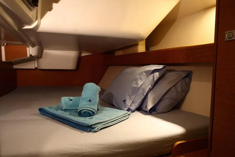 2011 Model Jeanneau - Sun Odyssey 36i · 6 Guest · #074990