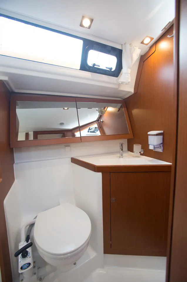 2018 Model Beneteau - Oceanis 45 · 8 Guest · #263825