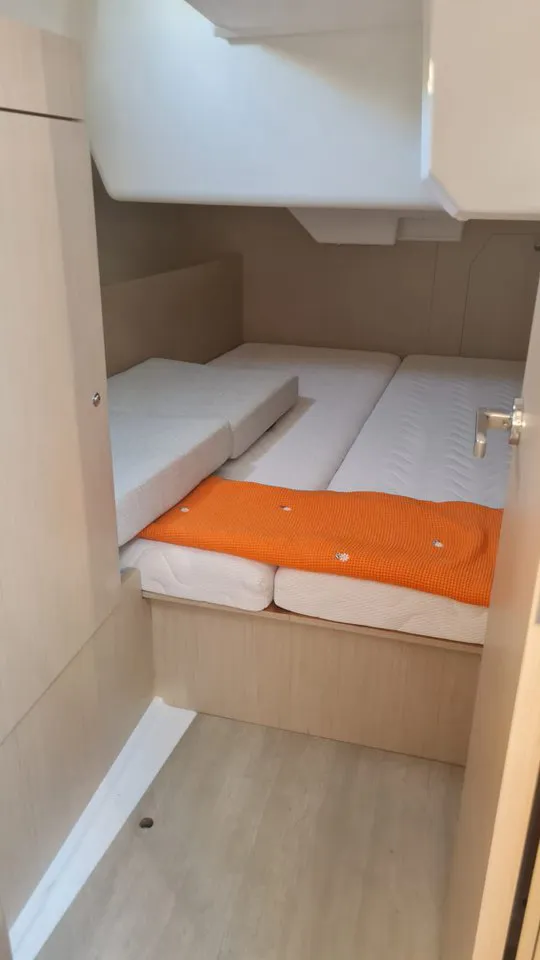 2022 Model Beneteau - Oceanis 38.1 · 8 Guest · #786527