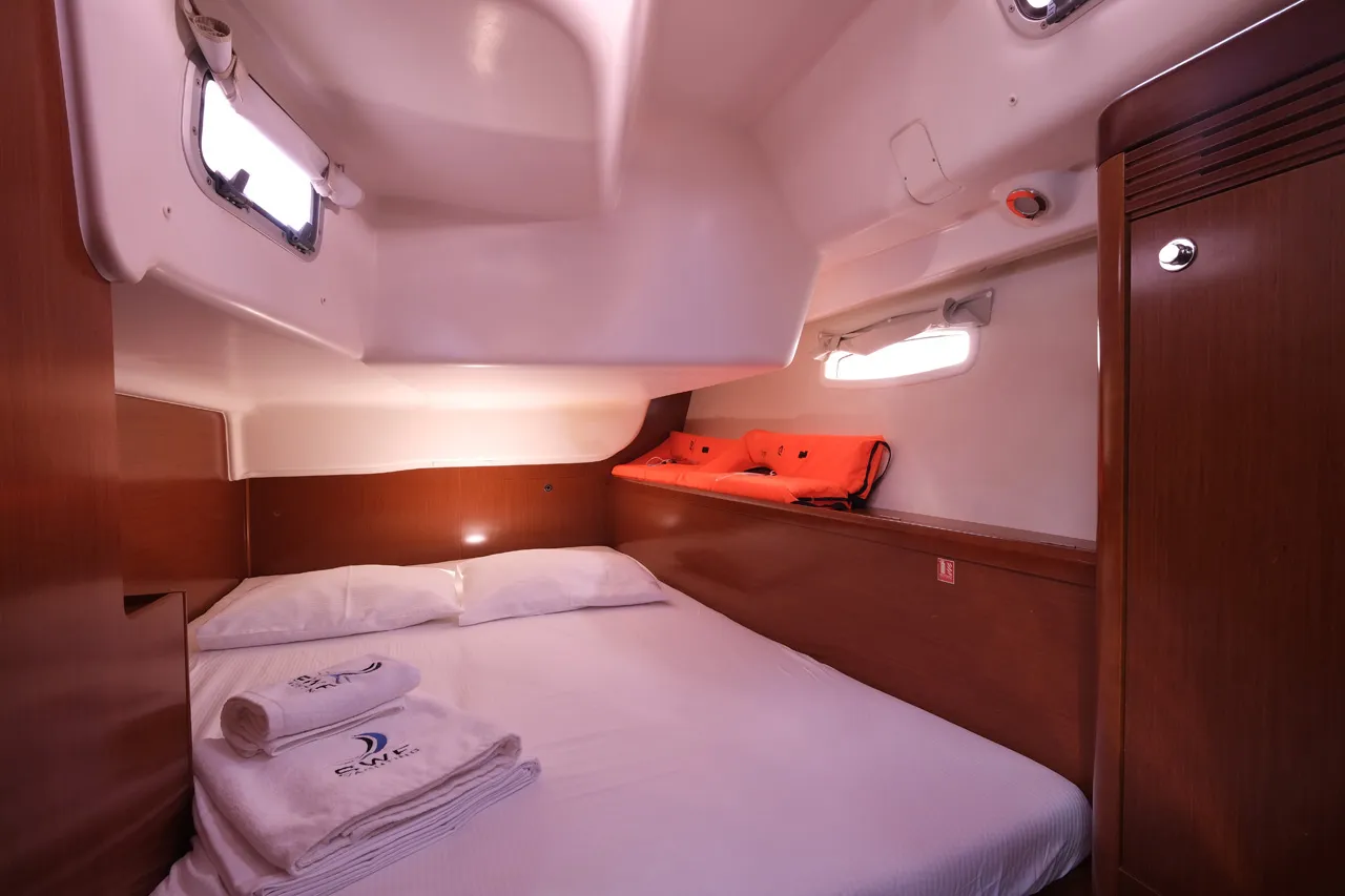 2011 Model Beneteau - Oceanis 43 Family · 8 Guest · #919024