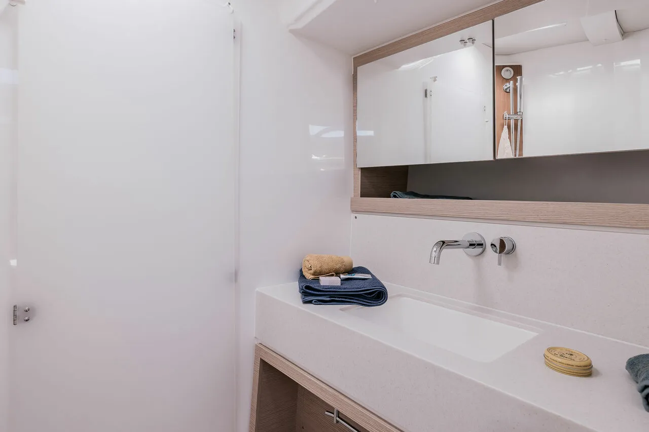 2022 Model Dufour - 470 · 9 Guest · #992235