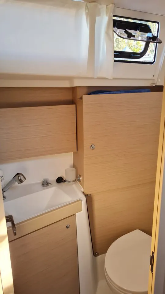 2022 Model Beneteau - Oceanis 38.1 · 8 Guest · #786527