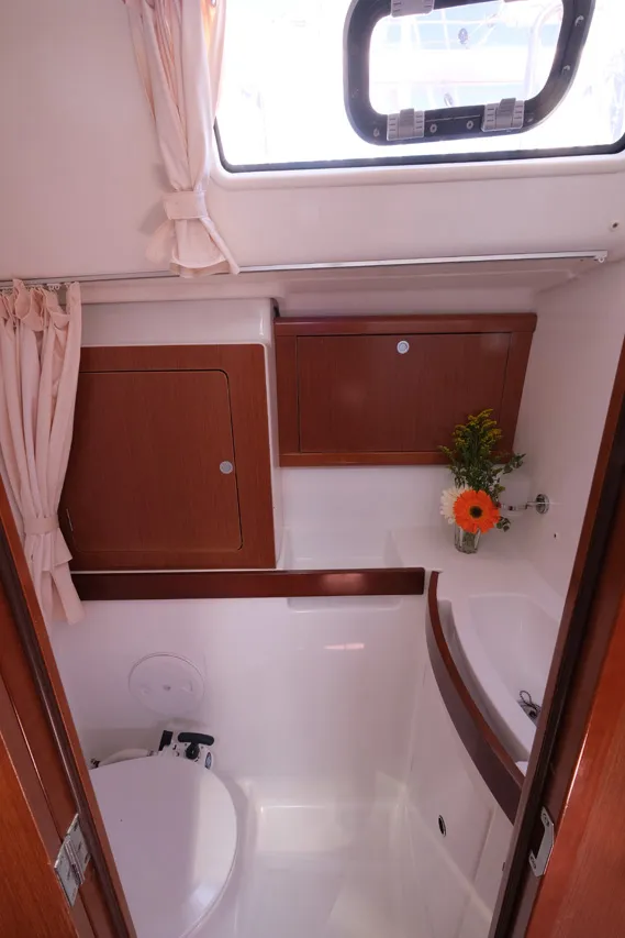 2011 Model Beneteau - Oceanis 43 Family · 8 Guest · #919024