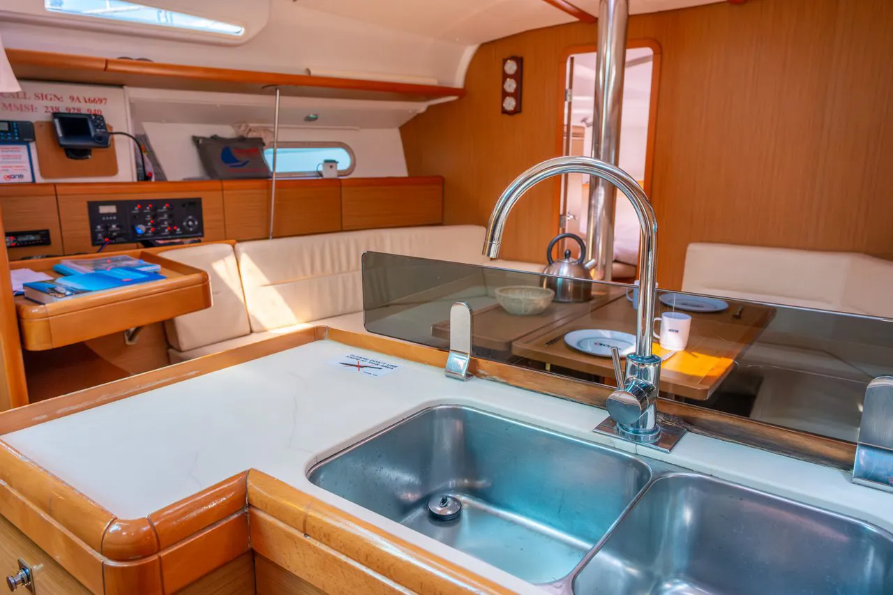 2009 Model Jeanneau - Sun Odyssey 42i · 8 Guest · #674004