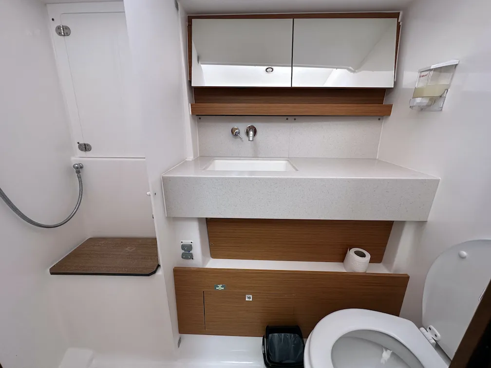 2022 Model Dufour - 470 · 9 Guest · #992235