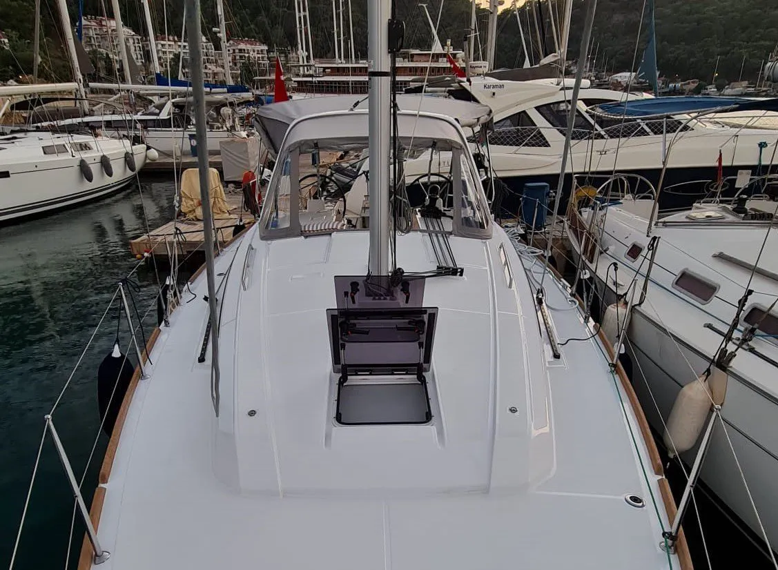 2022 Model Beneteau - Oceanis 38.1 · 8 Guest · #786527