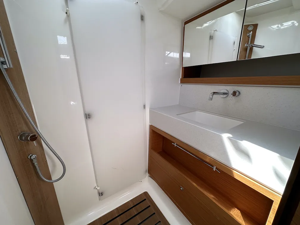 2022 Model Dufour - 470 · 9 Guest · #992235